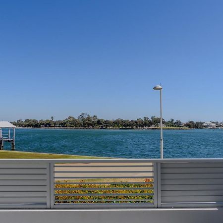 Seapoint 102 Apartment Мандура Екстериор снимка